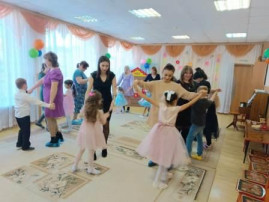 Международный женский день 8 Марта - это праздник не только для женщин, но и для всей семьи. Международный женский день 8 Марта - это праздник не только для женщин, но и для всей семьи.